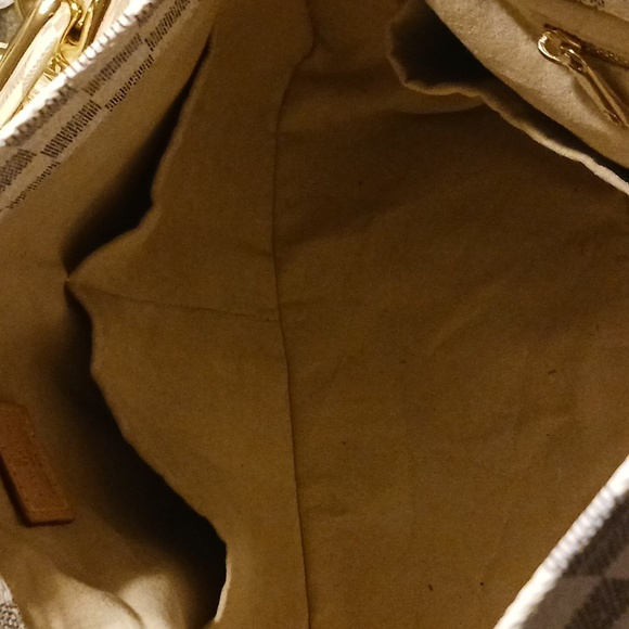 Elegant Checkered Handbag with Gold Chain - Picture 3 of 6